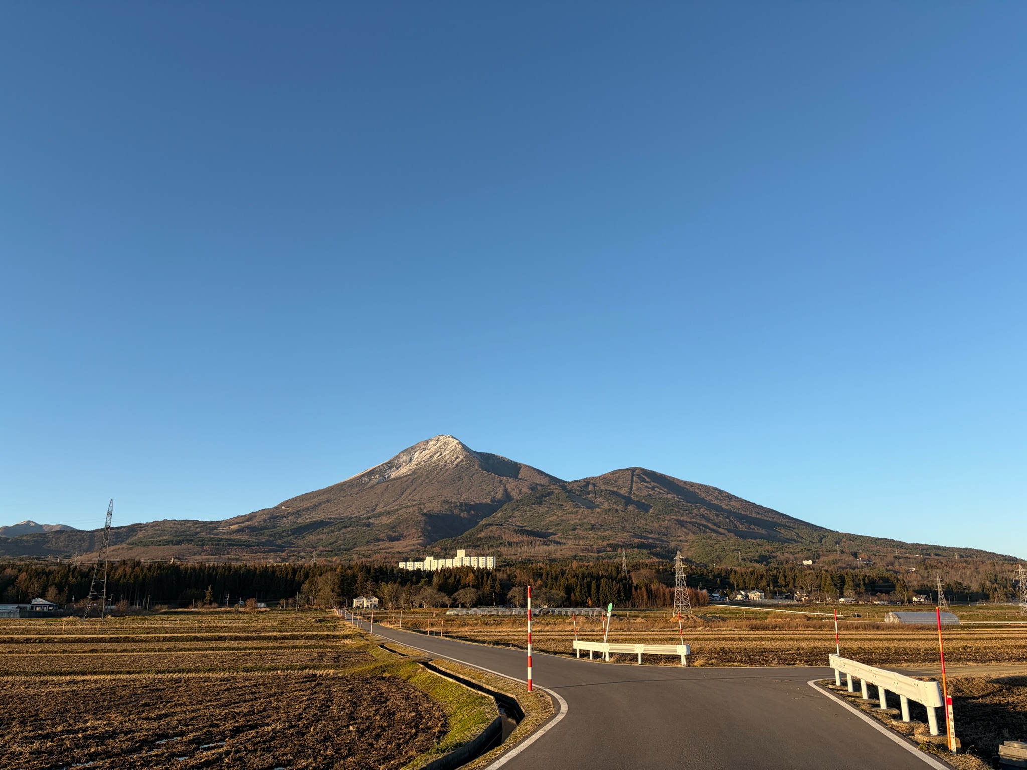 山を背景にした地方の道路の風景