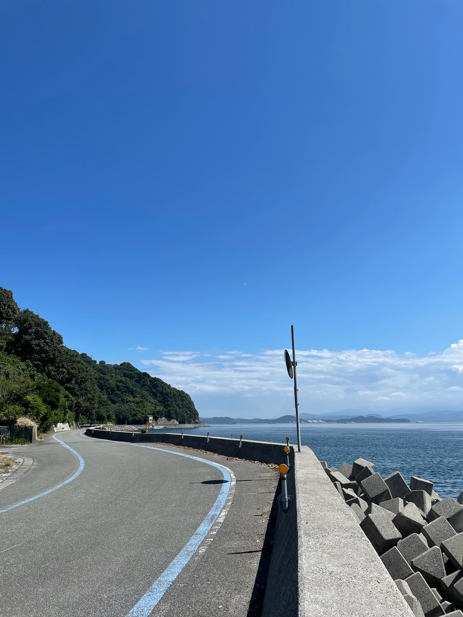 海沿いを走る一本道の風景